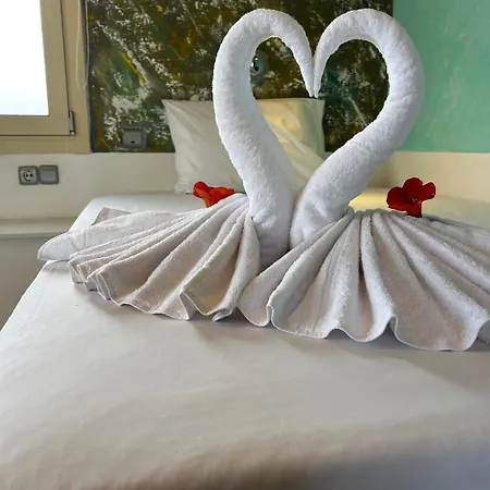3 Bedroom House - Sleeps 15 - Pool Garden Wifi * Hersónissos