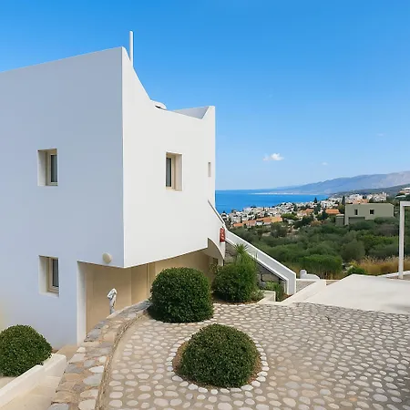 3 Bedroom House - Sleeps 15 - Pool Garden Wifi Hersónissos