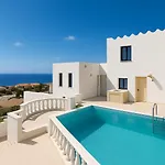 3 Bedroom House - Sleeps 15 - Pool Garden Wifi Dom wakacyjny