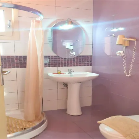 Cozy 3 Bedroom House In Hersonisos Feriehus