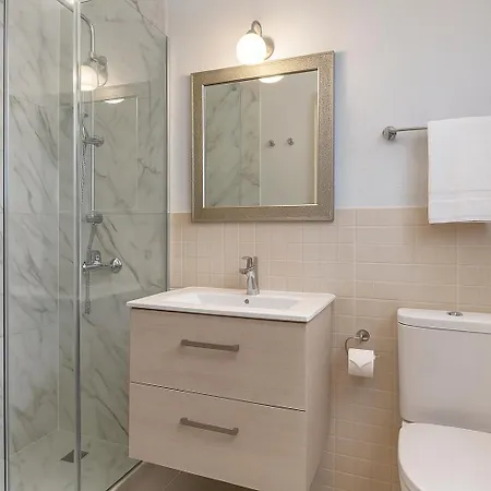 Holiday home 3 Bedroom House - Sleeps 15 - Pool Garden Wifi