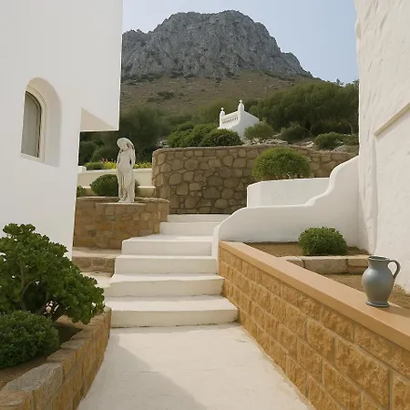 3 Bedroom House - Sleeps 15 - Pool Garden Wifi