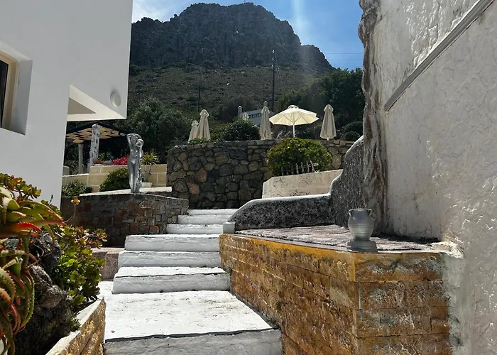 3 Bedroom House - Sleeps 15 - Pool Garden Wifi