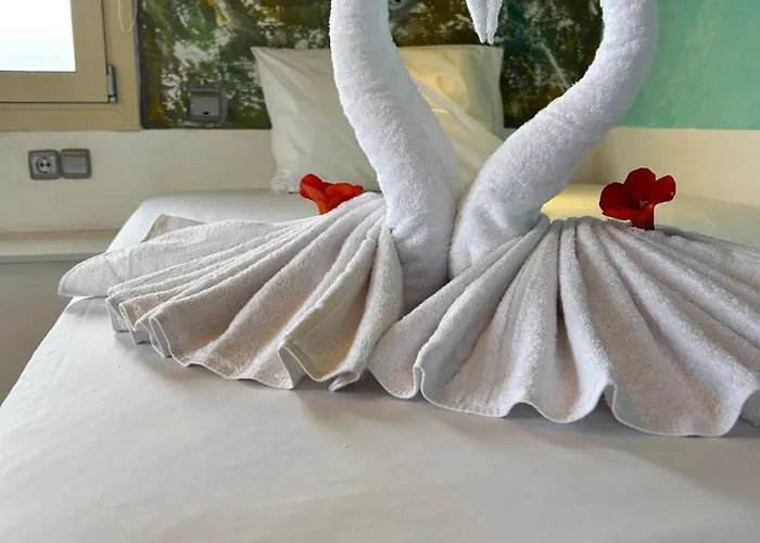 3 Bedroom House - Sleeps 15 - Pool Garden Wifi * Hersónissos