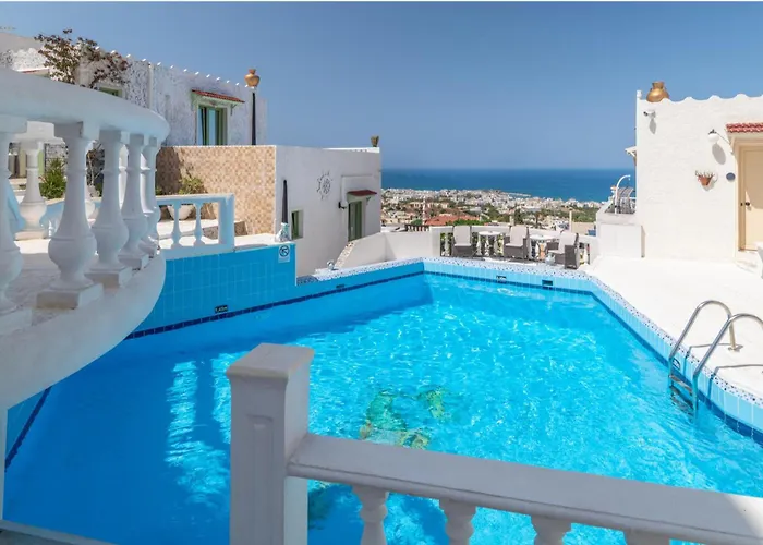 3 Bedroom House - Sleeps 15 - Pool Garden Wifi Hébergement de vacances *