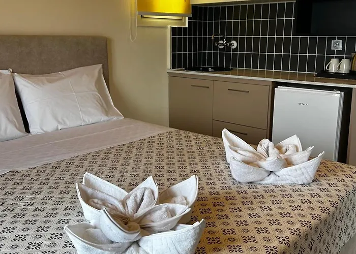 3 Bedroom House - Sleeps 15 - Pool Garden Wifi Hébergement de vacances