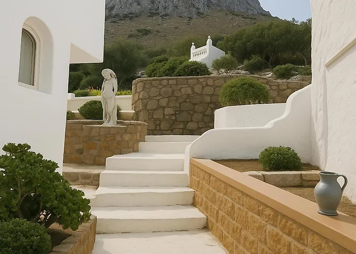 3 Bedroom House - Sleeps 15 - Pool Garden Wifi