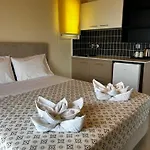 3 Bedroom House - Sleeps 15 - Pool Garden Wifi *