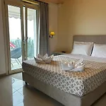 3 Bedroom House - Sleeps 15 - Pool Garden Wifi ヘルソニソス