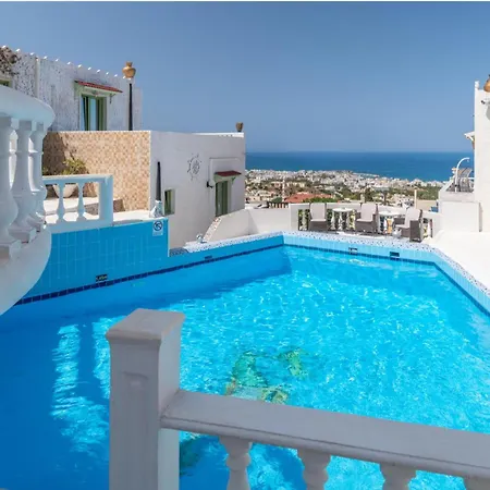3 Bedroom House - Sleeps 15 - Pool Garden Wifi Σπίτι διακοπών *