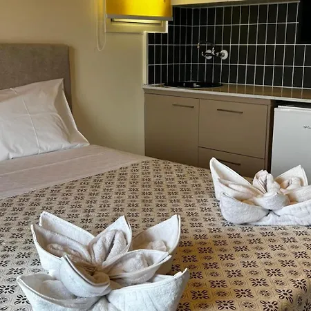 3 Bedroom House - Sleeps 15 - Pool Garden Wifi Semesterbostad