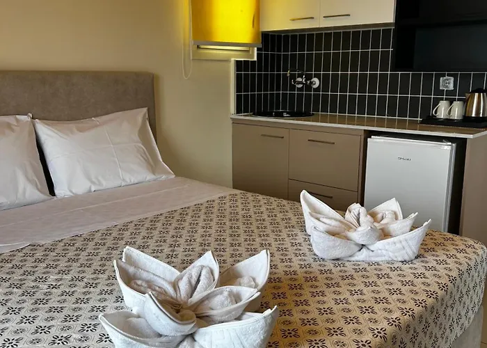 3 Bedroom House - Sleeps 15 - Pool Garden Wifi *