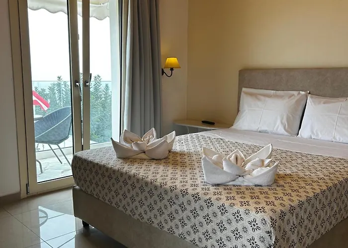 3 Bedroom House - Sleeps 15 - Pool Garden Wifi ヘルソニソス